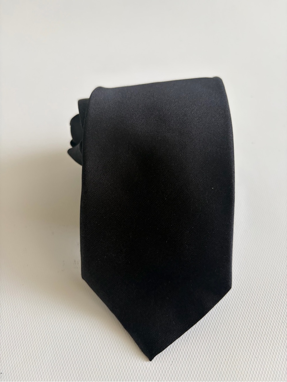 Calvin Klein Men’s Slim Solid Black 100% Silk Tie